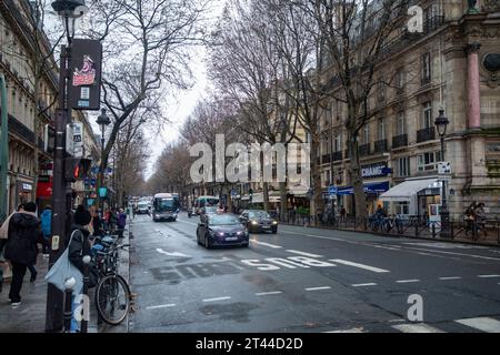 Ein atemberaubendes Stadtbild von Paris, Frankreich, mit seiner ikonischen Architektur und seinem pulsierenden urbanen Charme. Stockfoto