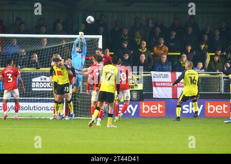 The EnviroVent Stadium, Harrogate, England - 28. Oktober 2023 Harvey Davies Torhüter von Crewe Alexandra schlägt den Ball frei - während des Spiels Harrogate Town gegen Crewe Alexandra, EFL League 2, 2023/24, im EnviroVent Stadium, Harrogate, England - 28. Oktober 2023 Credit: Arthur Haigh/WhiteRosePhotos/Alamy Live News Stockfoto