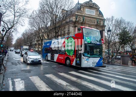 Hop-on-Hop-off, Toot-Bus, Touristenbus auf der Straße in Paris Frankreich Stockfoto