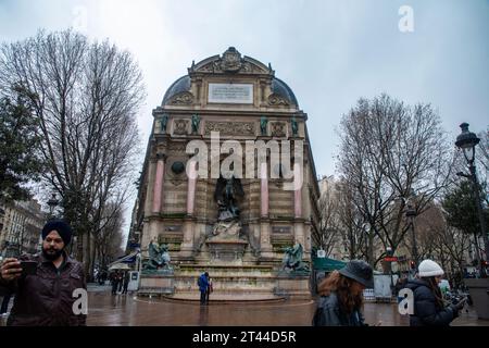 Ein atemberaubendes Stadtbild von Paris, Frankreich, mit seiner ikonischen Architektur und seinem pulsierenden urbanen Charme. Stockfoto