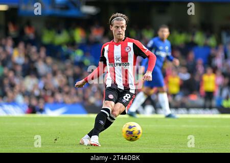 London, Großbritannien. Oktober 2023. Mathias Jensen vom Brentford FC während des Spiels Chelsea gegen Brentford Premier League in Stamford Bridge London Credit: MARTIN DALTON/Alamy Live News Stockfoto