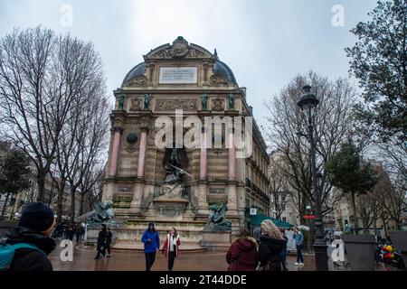 Ein atemberaubendes Stadtbild von Paris, Frankreich, mit seiner ikonischen Architektur und seinem pulsierenden urbanen Charme. Stockfoto