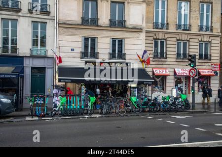 Ein atemberaubendes Stadtbild von Paris, Frankreich, mit seiner ikonischen Architektur und seinem pulsierenden urbanen Charme. Stockfoto