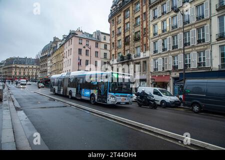 Stadtbus, Gelenkbus auf der Straße in Paris Frankreich. Stockfoto