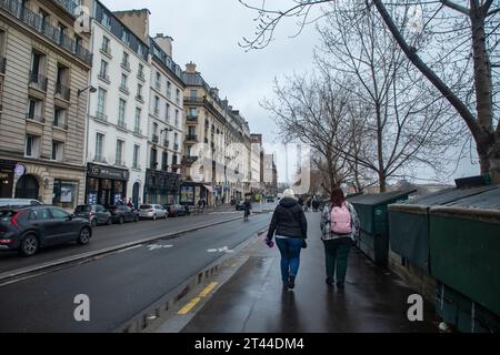 Ein atemberaubendes Stadtbild von Paris, Frankreich, mit seiner ikonischen Architektur und seinem pulsierenden urbanen Charme. Stockfoto