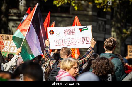 Zürich: Pro-Palästinensische Demonstration mehrere tausend Personen nahmen in Zürich an einer Pro-Palästina Demonstration Teil. Es wurden antisemitische Parolen und Gewaltaufrufe geäussert. Der Demonstrationszug durch die Zürcher Innenstadt verlief friedlich. Zürich, Schweiz, 28.10.2023 *** Zürich Pro-palästinensische Demonstration mehrere tausend Menschen nahmen an einer pro-palästinensischen Demonstration in Zürich Teil Antisemitische Slogans und Aufrufe zur Gewalt wurden laut demonstrationsmarsch durch die Innenstadt von Zürich ging friedlich vorbei Zürich, Schweiz, 28 10 2023 Credit: Imago/Alamy Live News Stockfoto