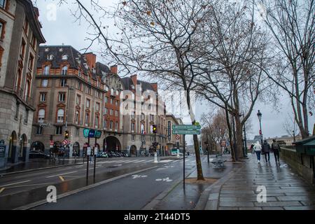 Ein atemberaubendes Stadtbild von Paris, Frankreich, mit seiner ikonischen Architektur und seinem pulsierenden urbanen Charme. Stockfoto