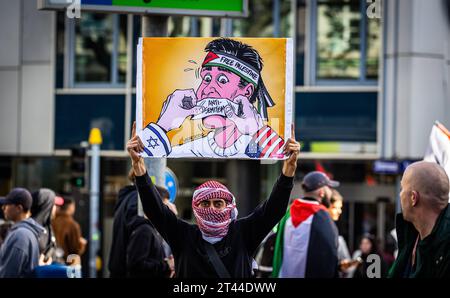 Zürich: Pro-Palästinensische Demonstration mehrere tausend Personen nahmen in Zürich an einer Pro-Palästina Demonstration Teil. Es wurden antisemitische Parolen und Gewaltaufrufe geäussert. Der Demonstrationszug durch die Zürcher Innenstadt verlief friedlich. Zürich, Schweiz, 28.10.2023 *** Zürich Pro-palästinensische Demonstration mehrere tausend Menschen nahmen an einer pro-palästinensischen Demonstration in Zürich Teil Antisemitische Slogans und Aufrufe zur Gewalt wurden laut demonstrationsmarsch durch die Innenstadt von Zürich ging friedlich vorbei Zürich, Schweiz, 28 10 2023 Credit: Imago/Alamy Live News Stockfoto