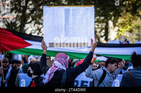 Zürich: Pro-Palästinensische Demonstration mehrere tausend Personen nahmen in Zürich an einer Pro-Palästina Demonstration Teil. Es wurden antisemitische Parolen und Gewaltaufrufe geäussert. Der Demonstrationszug durch die Zürcher Innenstadt verlief friedlich. Zürich, Schweiz, 28.10.2023 *** Zürich Pro-palästinensische Demonstration mehrere tausend Menschen nahmen an einer pro-palästinensischen Demonstration in Zürich Teil Antisemitische Slogans und Aufrufe zur Gewalt wurden laut demonstrationsmarsch durch die Innenstadt von Zürich ging friedlich vorbei Zürich, Schweiz, 28 10 2023 Credit: Imago/Alamy Live News Stockfoto