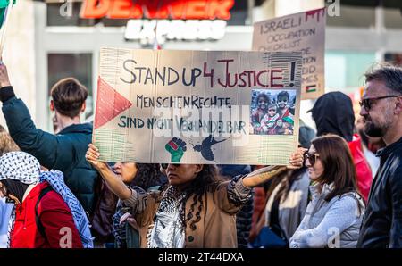 Zürich: Pro-Palästinensische Demonstration mehrere tausend Personen nahmen in Zürich an einer Pro-Palästina Demonstration Teil. Es wurden antisemitische Parolen und Gewaltaufrufe geäussert. Der Demonstrationszug durch die Zürcher Innenstadt verlief friedlich. Zürich, Schweiz, 28.10.2023 *** Zürich Pro-palästinensische Demonstration mehrere tausend Menschen nahmen an einer pro-palästinensischen Demonstration in Zürich Teil Antisemitische Slogans und Aufrufe zur Gewalt wurden laut demonstrationsmarsch durch die Innenstadt von Zürich ging friedlich vorbei Zürich, Schweiz, 28 10 2023 Credit: Imago/Alamy Live News Stockfoto