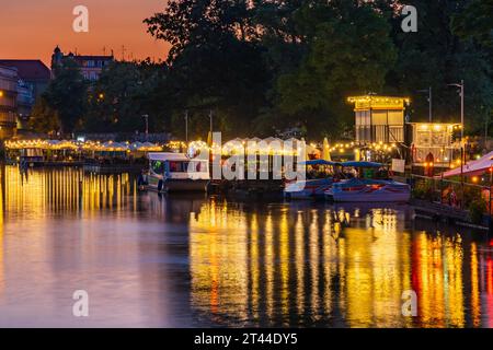 Breslau, Polen - 25. Juni 2023: Fassaden moderner Bars und Restaurants auf dem Wasser an der insel und voller winziger Lichter Stockfoto