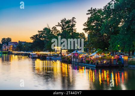 Breslau, Polen - 25. Juni 2023: Fassaden moderner Bars und Restaurants auf dem Wasser an der insel und voller winziger Lichter Stockfoto