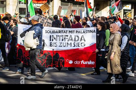 Zürich: Pro-Palästinensische Demonstration mehrere tausend Personen nahmen in Zürich an einer Pro-Palästina Demonstration Teil. Es wurden antisemitische Parolen und Gewaltaufrufe geäussert. Der Demonstrationszug durch die Zürcher Innenstadt verlief friedlich. Zürich, Schweiz, 28.10.2023 *** Zürich Pro-palästinensische Demonstration mehrere tausend Menschen nahmen an einer pro-palästinensischen Demonstration in Zürich Teil Antisemitische Slogans und Aufrufe zur Gewalt wurden laut demonstrationsmarsch durch die Innenstadt von Zürich ging friedlich vorbei Zürich, Schweiz, 28 10 2023 Credit: Imago/Alamy Live News Stockfoto