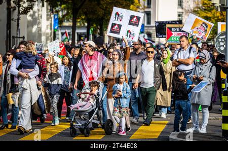 Zürich: Pro-Palästinensische Demonstration mehrere tausend Personen nahmen in Zürich an einer Pro-Palästina Demonstration Teil. Es wurden antisemitische Parolen und Gewaltaufrufe geäussert. Der Demonstrationszug durch die Zürcher Innenstadt verlief friedlich. Zürich, Schweiz, 28.10.2023 *** Zürich Pro-palästinensische Demonstration mehrere tausend Menschen nahmen an einer pro-palästinensischen Demonstration in Zürich Teil Antisemitische Slogans und Aufrufe zur Gewalt wurden laut demonstrationsmarsch durch die Innenstadt von Zürich ging friedlich vorbei Zürich, Schweiz, 28 10 2023 Credit: Imago/Alamy Live News Stockfoto