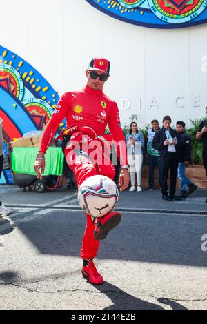 Mexiko-Stadt, Mexiko. Oktober 2023. LECLERC Charles (mco), Scuderia Ferrari SF-23, Fußball zum Aufwärmen während des Formel 1 Grand Premio de la Ciudad de Mexico 2023, 19. Runde der Formel-1-Weltmeisterschaft 2023 vom 27. Bis 29. Oktober 2023 auf dem Autodromo Hermanos Rodriguez in Mexiko-Stadt, Mexiko - Foto Florent Gooden/DPPI Credit: DPPI Media/Alamy Live News Stockfoto