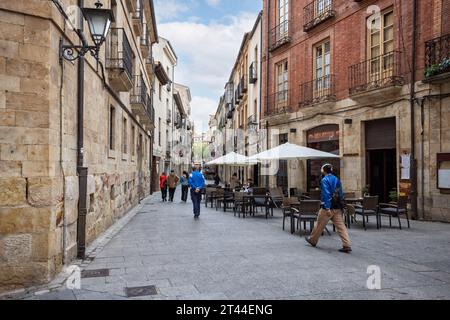 Enge Fußgängerzone Calle Melendez im Zentrum von Salamanca, Spanien am 16. Oktober 2023 Stockfoto