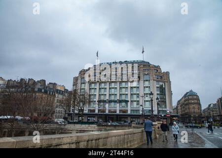 Ein atemberaubendes Stadtbild von Paris, Frankreich, mit seiner ikonischen Architektur und seinem pulsierenden urbanen Charme. Stockfoto