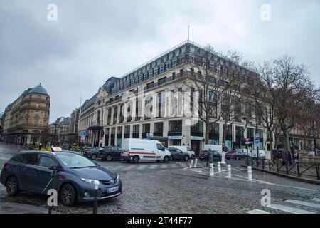 Ein atemberaubendes Stadtbild von Paris, Frankreich, mit seiner ikonischen Architektur und seinem pulsierenden urbanen Charme. Stockfoto