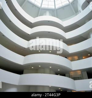 NEW YORK, USA - 5. MAI 2021: Innenraum des Solomon R. Guggenheim Museum of Modern and Contemporary Art. Das Museum befindet sich im Upper von Manhattan Stockfoto