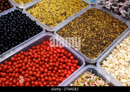 Indische Vielfalt von traditionellen Mundfrischer in Schüssel zum Verkauf, mukhwas, poona, traditionelle indische Mundfrischer. Stockfoto