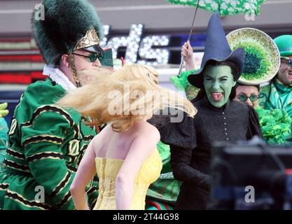 New York, NY, USA. Oktober 2023. Alyssa Fox und die Besetzung von Broadway's Wicked treten am 27. Oktober 2023 in ne York auf. Quelle: Rw/Media Punch/Alamy Live News Stockfoto
