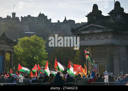 Edinburgh Schottland, Vereinigtes Königreich 28. Oktober 2023. Hunderte palästinensischer Demonstranten versammeln sich auf dem Hügel zu einer Kundgebung und marschieren dann entlang der Princes Street zum US-Generalkonsulat. Credit sst/alamy Live News Stockfoto