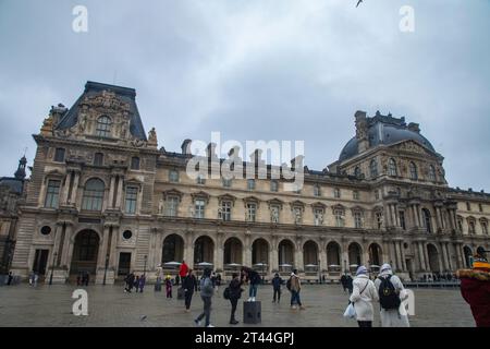 Besucher vor dem Louvre Kunstgalerie und Museumseingang Paris Frankreich EU Europa. Stockfoto