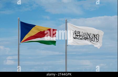Seychellen- und Afghanistan-Fahnen winken zusammen im Wind auf blauem bewölktem Himmel Stockfoto