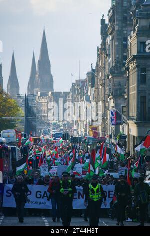 Edinburgh Schottland, Vereinigtes Königreich 28. Oktober 2023. Hunderte palästinensischer Demonstranten versammeln sich auf dem Hügel zu einer Kundgebung und marschieren dann entlang der Princes Street zum US-Generalkonsulat. Credit sst/alamy Live News Stockfoto