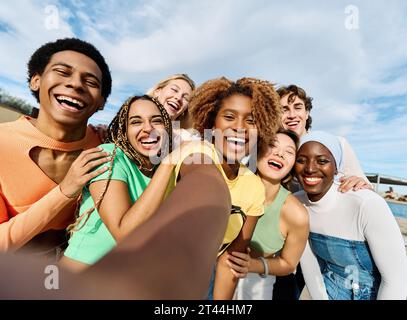 Glückliche Multi-ethnische Freunde, die zusammen ein Selfie machen Stockfoto