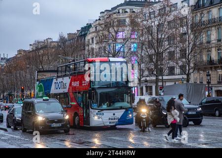 Hop-on-Hop-off, Toot-Bus, Touristenbus auf der Straße in Paris Frankreich Stockfoto