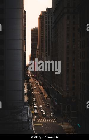 RADIO CITY MUSIC HALL, NEW YORK, USA, 15. SEPTEMBER 2023. Ein erhöhter Blick auf die West 51st Street in Midtown Manhattan bei Sonnenuntergang mit Radio City Music Stockfoto