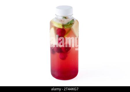 Kaugummi-Limonade mit Johannisbeeren und Zitrone auf weißem Hintergrund für eine Lebensmittellieferstelle 1 Stockfoto