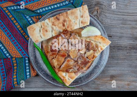 Türkische Küche Lammrippchen auf Pitabrot. Lammkoteletts nach Tandoori-Art und Pita mit grünem Paprika und Zwiebeln. Stockfoto