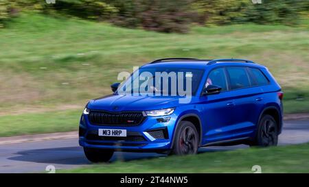 Milton Keynes, Großbritannien - 28. Oktober 2023: 2023 blaues Skoda Kodiaq Auto fährt auf einer englischen Straße Stockfoto