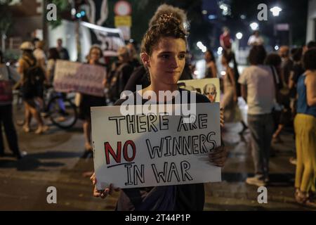 Tel Aviv, Israel. Oktober 2023. Eine Frau hält ein Plakat, während sie an einem Protest teilnimmt, der die Freilassung israelischer Geiseln fordert, die von palästinensischen Hamas-Milizen festgehalten werden. Quelle: Ilia Yefimovich/dpa/Alamy Live News Stockfoto