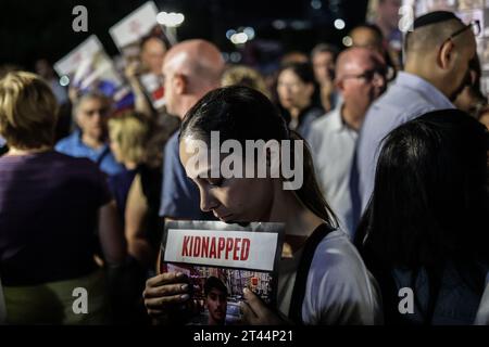 Tel Aviv, Israel. Oktober 2023. Eine Frau hält ein Plakat, während sie an einem Protest teilnimmt, der die Freilassung israelischer Geiseln fordert, die von palästinensischen Hamas-Milizen festgehalten werden. Quelle: Ilia Yefimovich/dpa/Alamy Live News Stockfoto