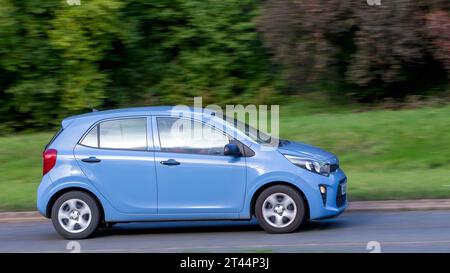 Milton Keynes, Großbritannien - 28. Oktober 2023: 2019 blaues Kia Picanto Auto fährt auf einer englischen Straße Stockfoto