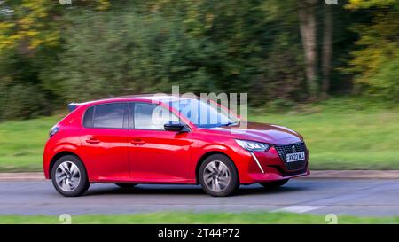 Milton Keynes, Großbritannien - 28. Oktober 2023: 2023 rotes Peugeot 208 Auto, das auf einer englischen Straße fährt Stockfoto