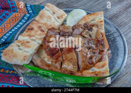 Türkische Küche Lammrippchen auf Pitabrot. Lammkoteletts nach Tandoori-Art und Pita mit grünem Paprika und Zwiebeln. Stockfoto