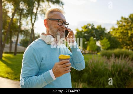 Seitenporträt eines älteren Mannes, der auf dem Smartphone telefoniert Stockfoto