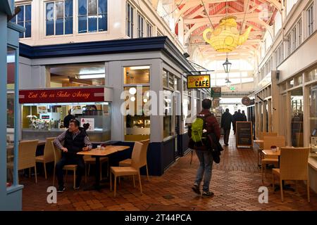 Im legendären überdachten Oxford Market mit einem von mehreren Cafés, Großbritannien Stockfoto