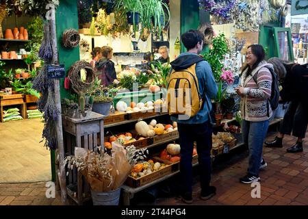 Im Inneren des legendären überdachten Oxford Market, der viele Einheimische anzieht und Besucher überwacht, Stände mit Pflanzenverkauf in Großbritannien Stockfoto