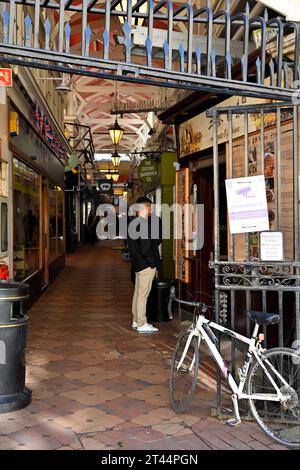 Blick in den legendären überdachten Markt von Oxford, der viele Einheimische anzieht und Besucher überwacht, Großbritannien Stockfoto