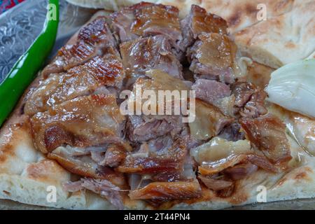 Türkische Küche Lammrippchen auf Pitabrot. Lammkoteletts nach Tandoori-Art und Pita mit grünem Paprika und Zwiebeln. Stockfoto