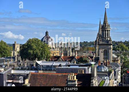 Blick auf die Dächer, den Turm des 14. Jahrhunderts der Universitätskirche St. Mary der Jungfrau und die Kuppel der Radcliffe Kamera vom Carfax Tower, Oxford Stockfoto