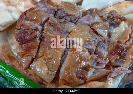 Türkische Küche Lammrippchen auf Pitabrot. Lammkoteletts nach Tandoori-Art und Pita mit grünem Paprika und Zwiebeln. Stockfoto