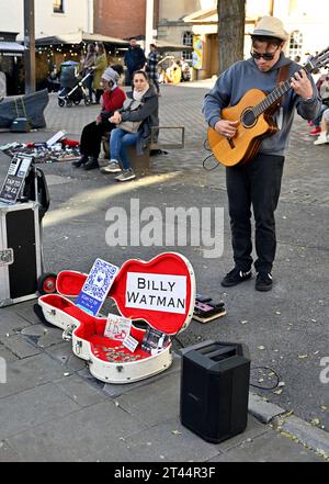 Gitarrist Billy Watman, draußen auf der Straße in Oxford, Großbritannien Stockfoto