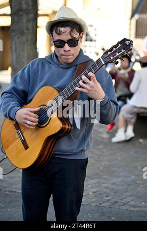 Gitarrist Billy Watman, draußen auf der Straße in Oxford, Großbritannien Stockfoto