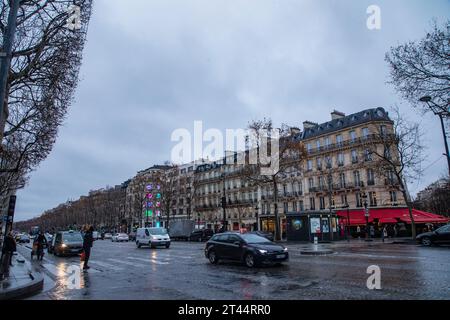 Ein atemberaubendes Stadtbild von Paris, Frankreich, mit seiner ikonischen Architektur und seinem pulsierenden urbanen Charme. Stockfoto